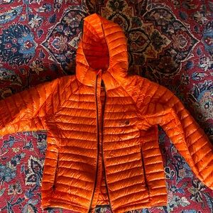 Mountain Hardwear Orange Puffer Jacket
Size small 

Very small men’s